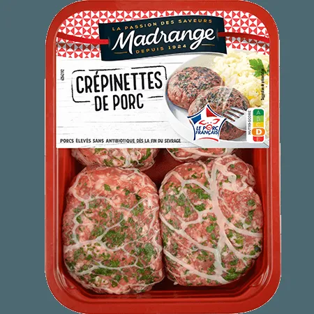 Crépinettes dorées dans une poêle en fonte posée sur une table en bois, avec des brins de thym et une lumière douce de fin